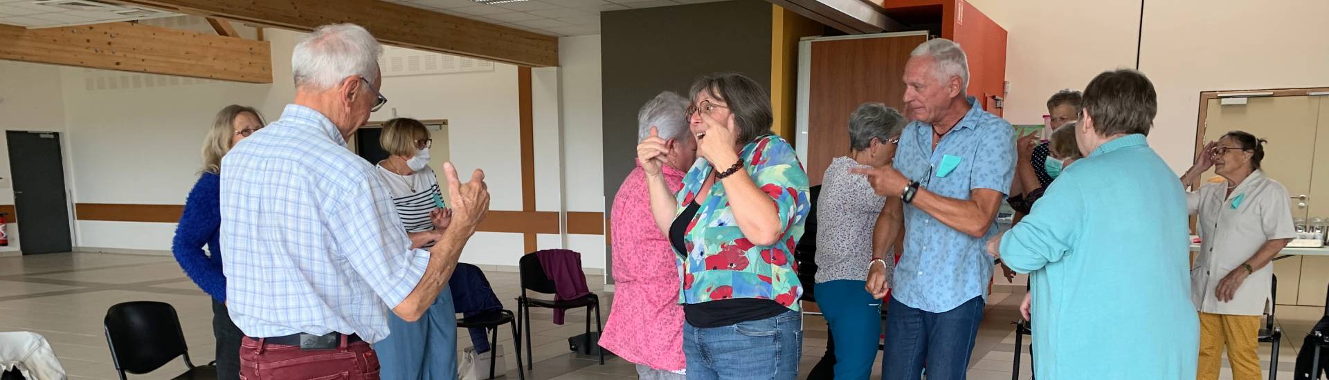 Personnes qui participent au café séniors