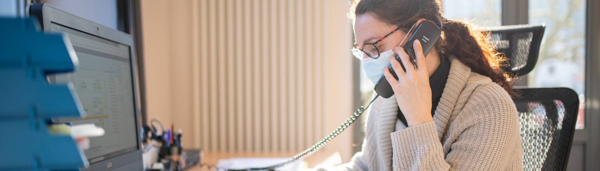 Professionnelle qui répond au téléphone pour la téléassistance 