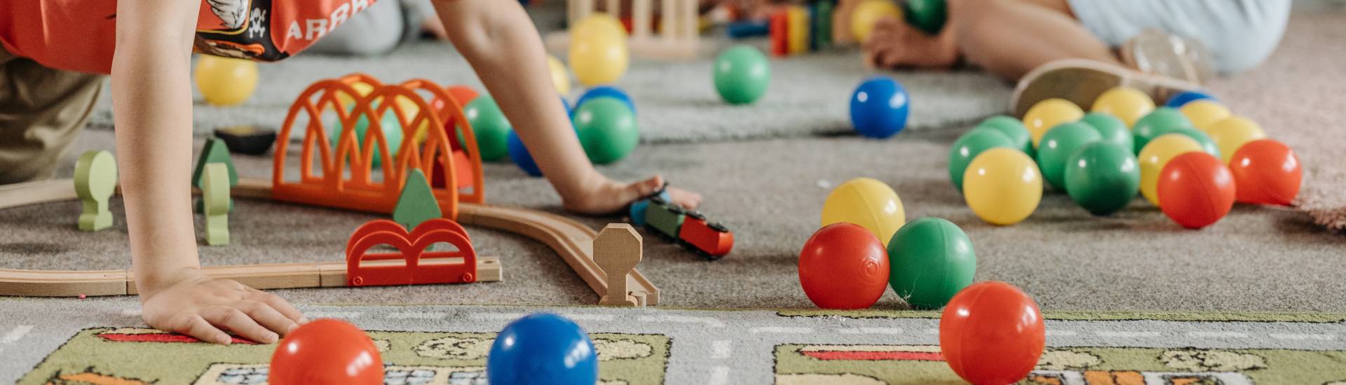 boules colorées sur un tapis de jeu