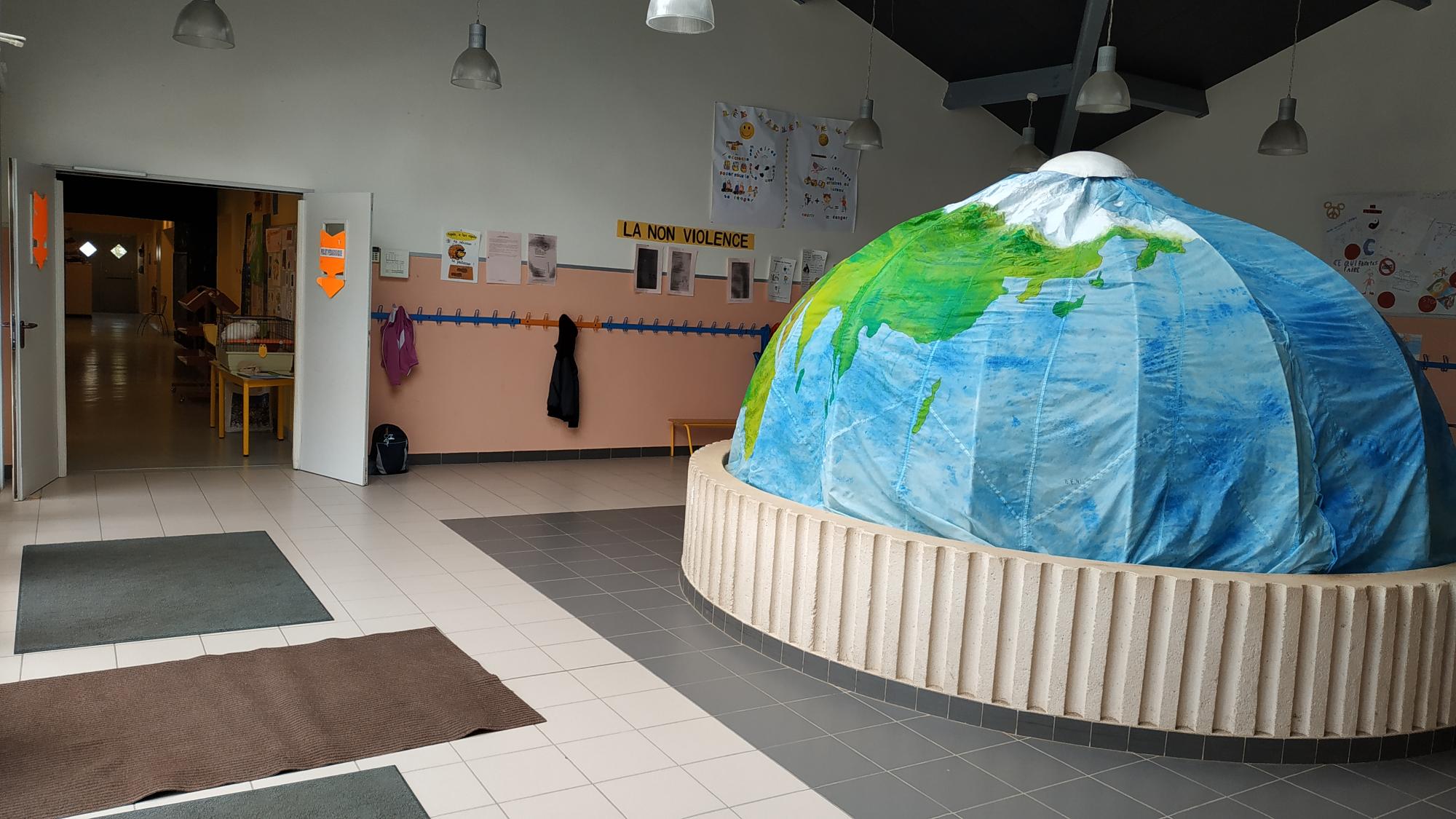 Dome de la terre installée dans le hall