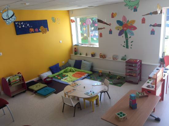 salle du LAEP avec jeux, coussins, table