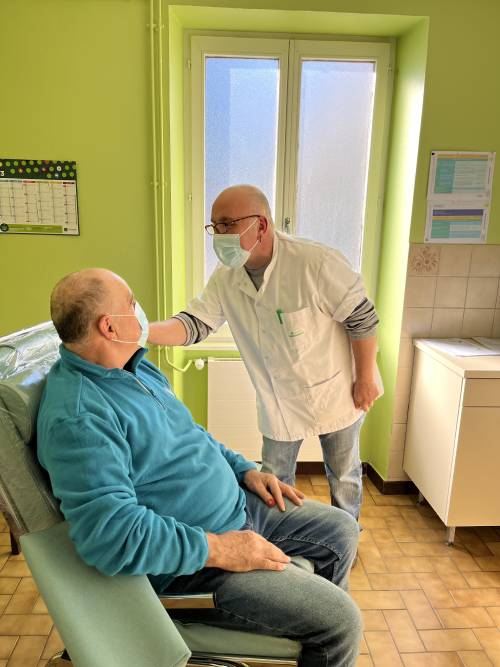 Infirmier qui examine un patient lors d'une préconsultation 