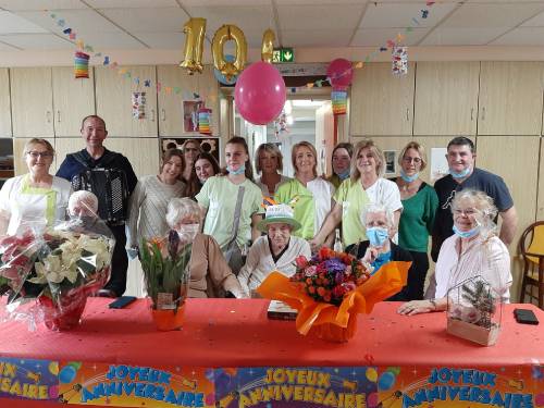 Le personnel de l'EHPAD fête les 103 ans d'une résidente 